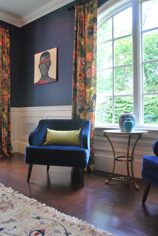 Geschlossenes, Großes Klassisches Esszimmer ohne Kamin mit blauer Wandfarbe, braunem Holzboden und braunem Boden in New York