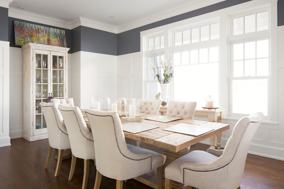 Idee per una grande sala da pranzo classica con pareti grigie e pavimento in legno massello medio