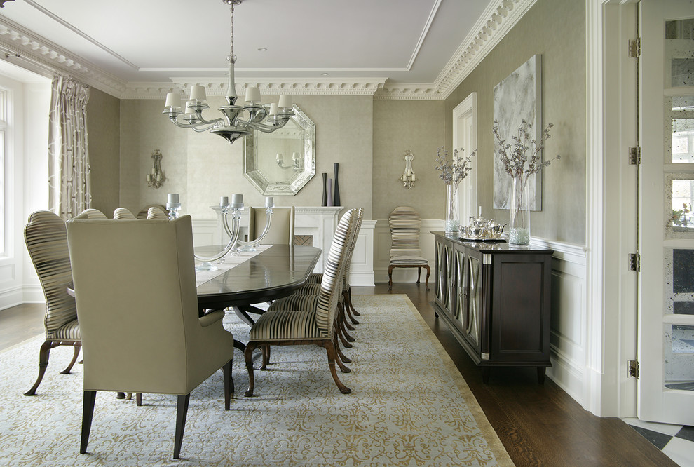 Idee per una sala da pranzo classica con pareti grigie, parquet scuro, camino classico e pavimento marrone