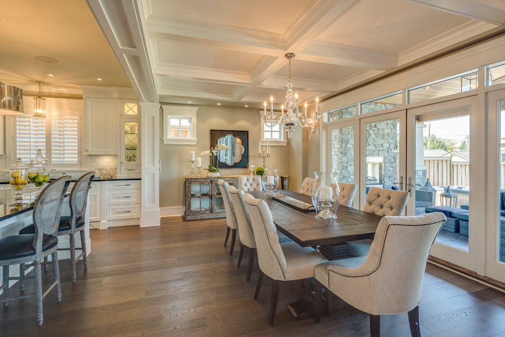 Foto di una sala da pranzo aperta verso la cucina classica di medie dimensioni con pareti beige e pavimento in legno massello medio