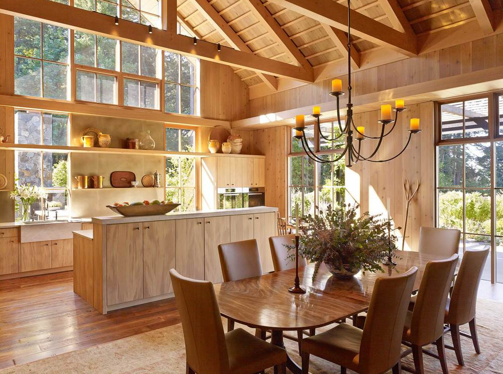 На фото: кухня-столовая в стиле кантри с коричневыми стенами, паркетным полом среднего тона и коричневым полом с