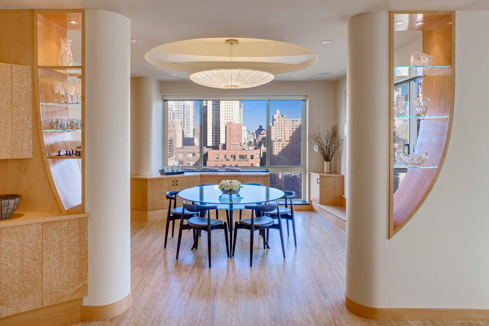 Idée de décoration pour une salle à manger design fermée et de taille moyenne avec un mur blanc, un sol en bois brun et un sol beige.