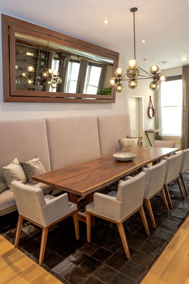 Ispirazione per un'ampia sala da pranzo aperta verso il soggiorno minimal con pareti beige, parquet chiaro e nessun camino