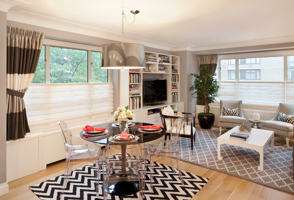 Kleine Klassische Wohnküche ohne Kamin mit grauer Wandfarbe und hellem Holzboden in New York