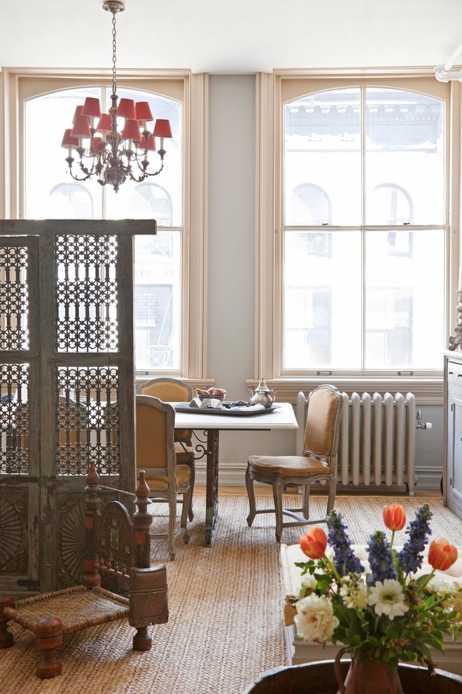 На фото: столовая в викторианском стиле с серыми стенами с