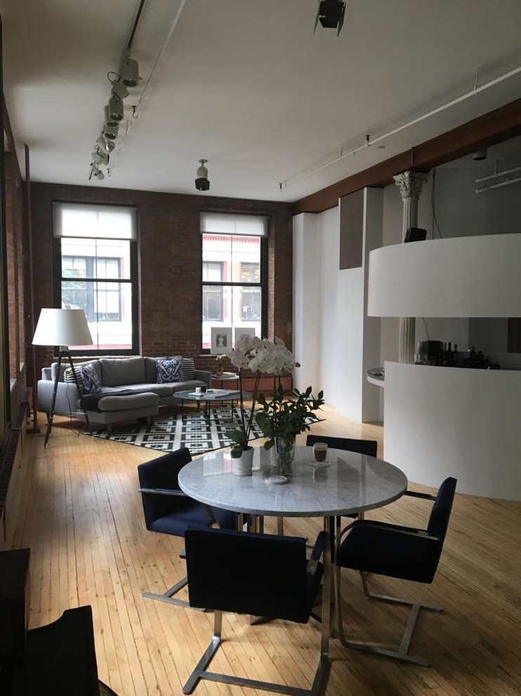Ispirazione per un'ampia sala da pranzo aperta verso il soggiorno contemporanea con parquet chiaro