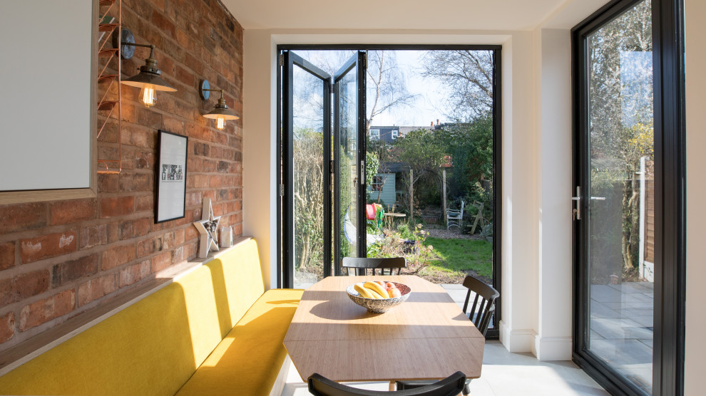 Esempio di una sala da pranzo aperta verso il soggiorno minimal di medie dimensioni con pavimento con piastrelle in ceramica e pavimento grigio