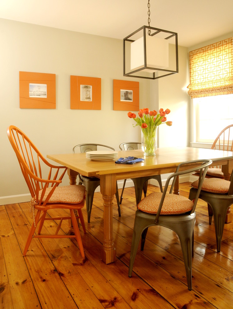 Diseño de comedor clásico renovado pequeño con paredes grises y suelo de madera en tonos medios