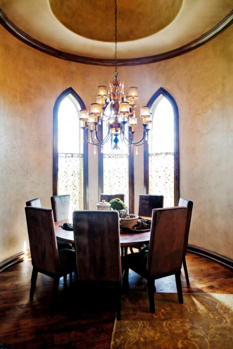 Example of a classic dining room design in Oklahoma City