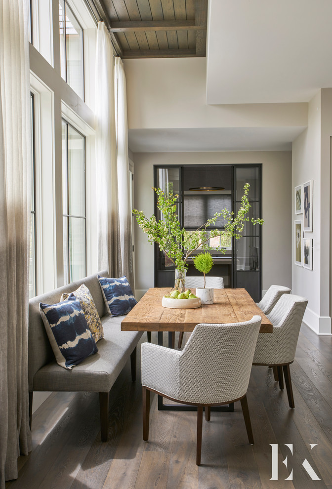 Mittelgroße Moderne Wohnküche mit beiger Wandfarbe und braunem Holzboden in Chicago