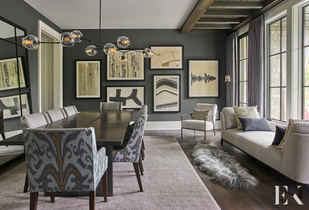 Geschlossenes, Großes Modernes Esszimmer mit grauer Wandfarbe und dunklem Holzboden in Chicago