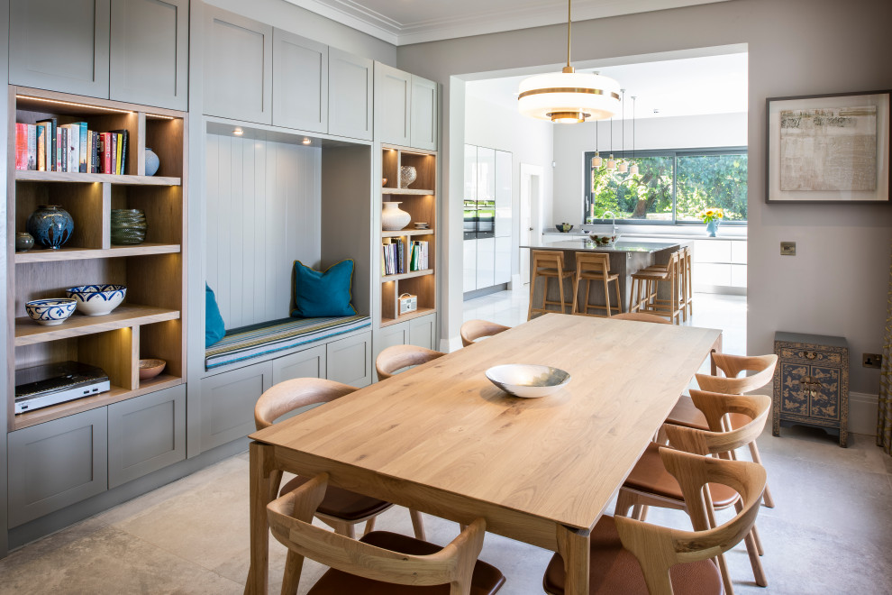 На фото: большая кухня-столовая в стиле неоклассика (современная классика) с серыми стенами, бетонным полом и серым полом