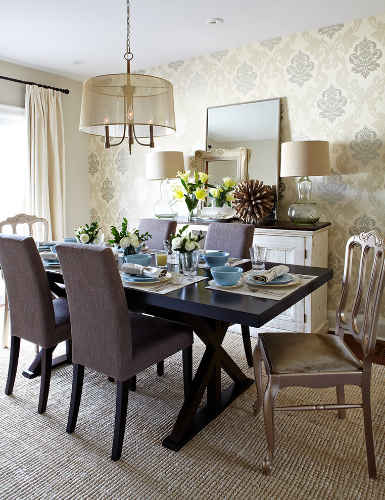 Inspiration pour une salle à manger traditionnelle avec un mur beige, parquet foncé et aucune cheminée.