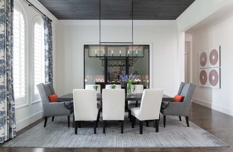 Ispirazione per una grande sala da pranzo aperta verso il soggiorno moderna con pareti bianche, parquet scuro e pavimento marrone
