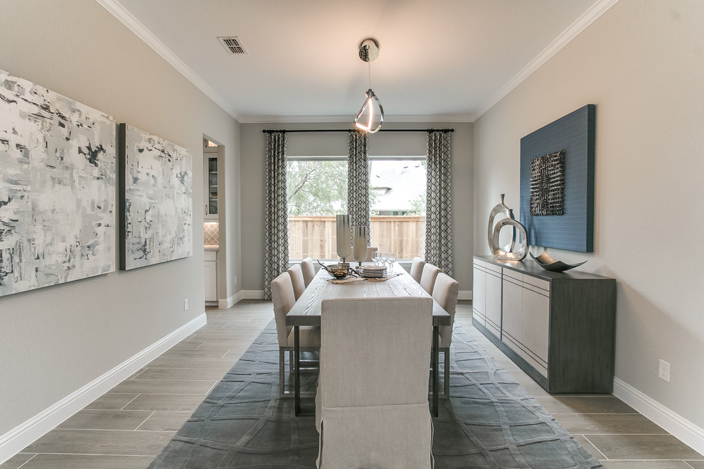 Cette photo montre une salle à manger ouverte sur la cuisine tendance avec un mur gris, un sol en carrelage de céramique et un sol gris.