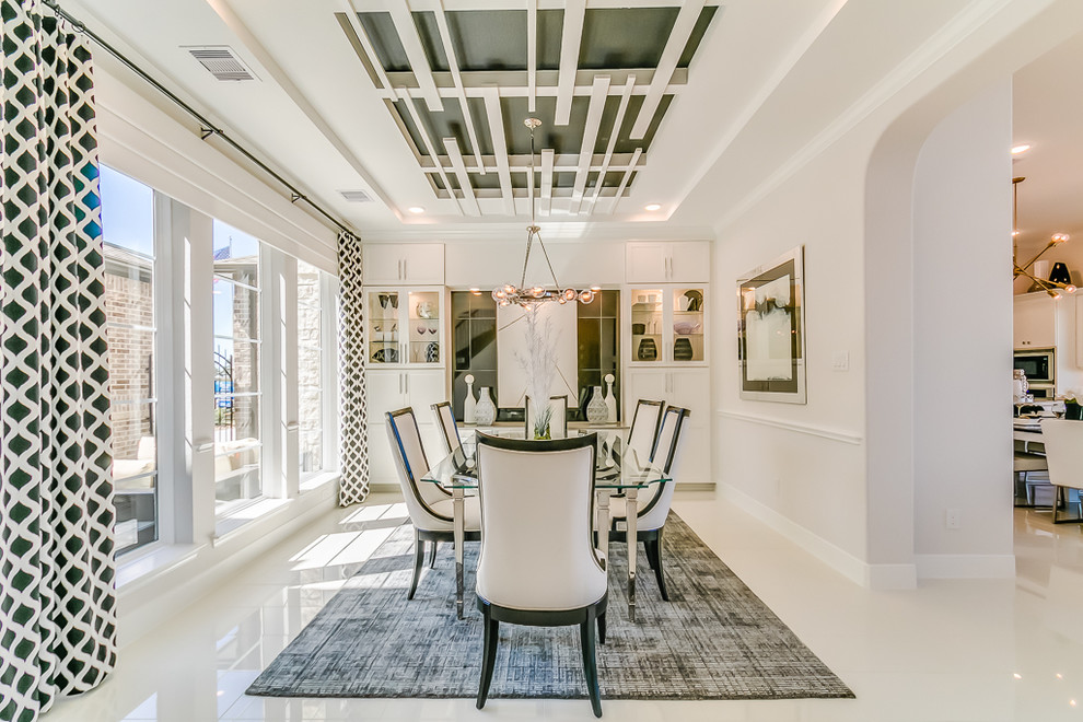 Esempio di una sala da pranzo aperta verso il soggiorno minimal con pareti bianche, pavimento con piastrelle in ceramica e pavimento bianco