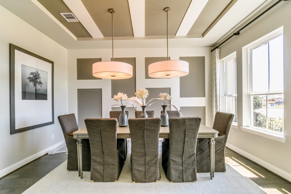 Idee per una sala da pranzo classica chiusa con pavimento con piastrelle in ceramica, pavimento marrone e pareti beige