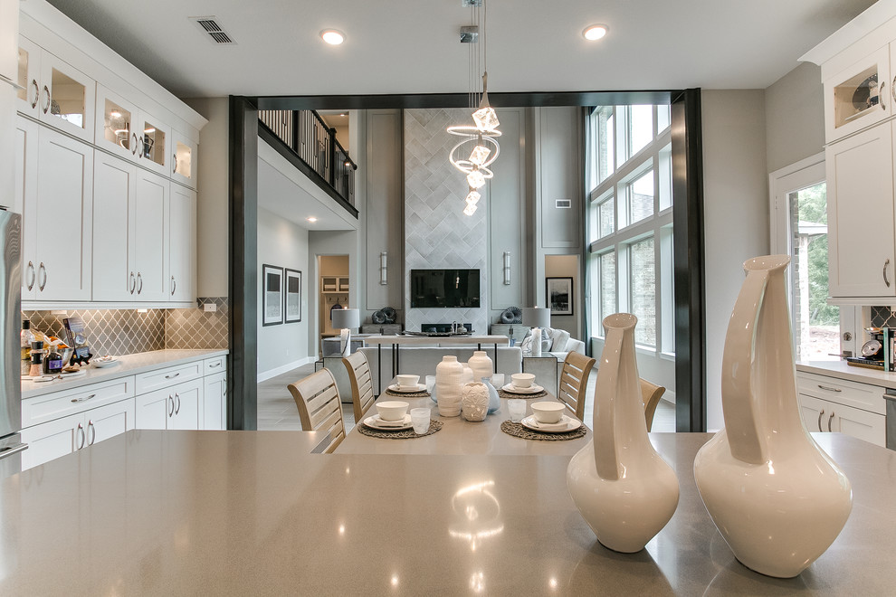 Inspiration pour une salle à manger ouverte sur le salon design avec un mur gris, un sol en carrelage de céramique et un sol gris.