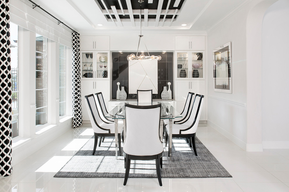 Foto di una sala da pranzo contemporanea con pareti bianche, pavimento con piastrelle in ceramica e pavimento bianco