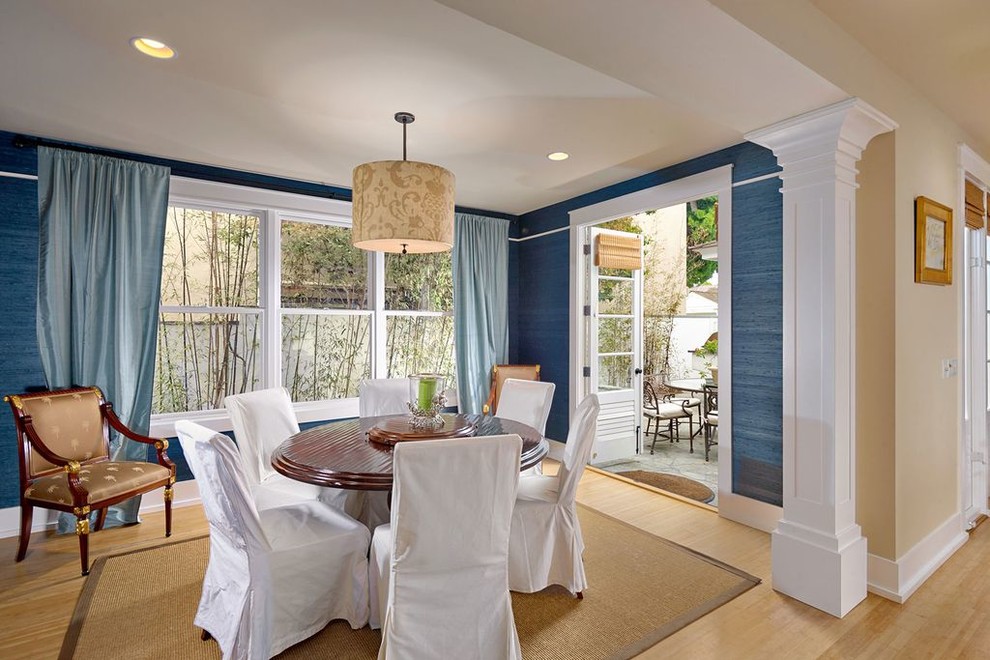 Пример оригинального дизайна: гостиная-столовая среднего размера в морском стиле с синими стенами, полом из бамбука и бежевым полом