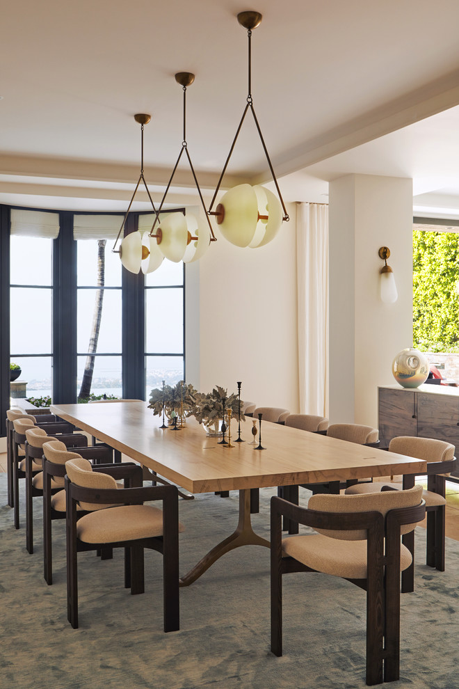 Immagine di una sala da pranzo aperta verso il soggiorno contemporanea con pareti beige