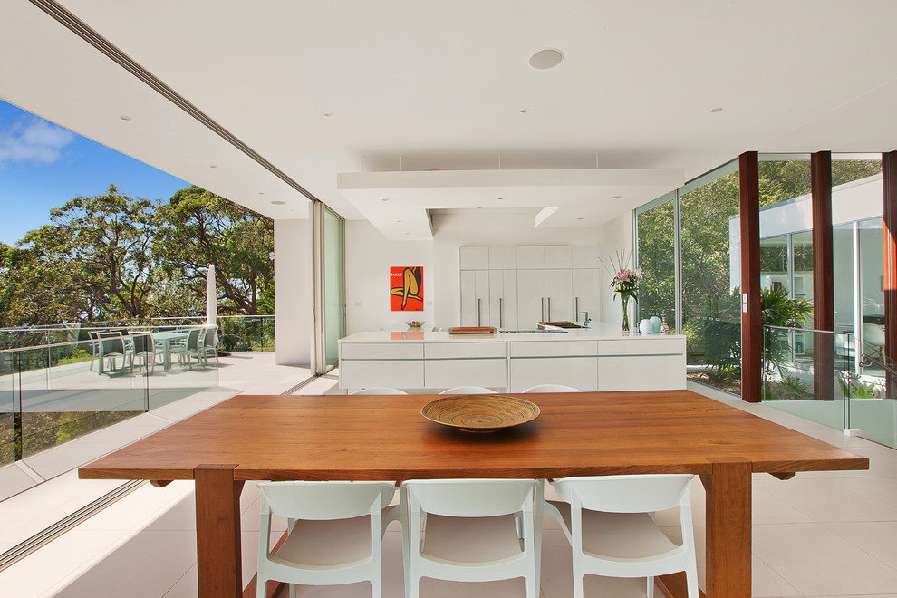 Foto di una grande sala da pranzo aperta verso il soggiorno contemporanea con pareti bianche