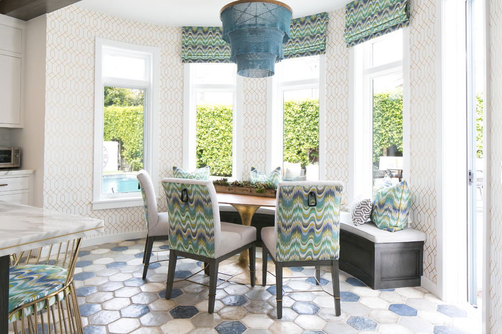 Cette image montre une salle à manger design avec un mur blanc, un sol en carrelage de céramique et un sol multicolore.