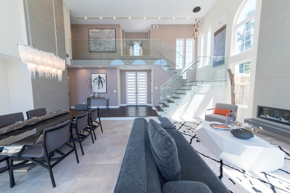 На фото: большая гостиная-столовая в стиле модернизм с бежевым полом, серыми стенами и полом из керамогранита без камина