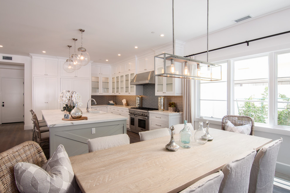 На фото: кухня-столовая среднего размера в морском стиле с белыми стенами и светлым паркетным полом с