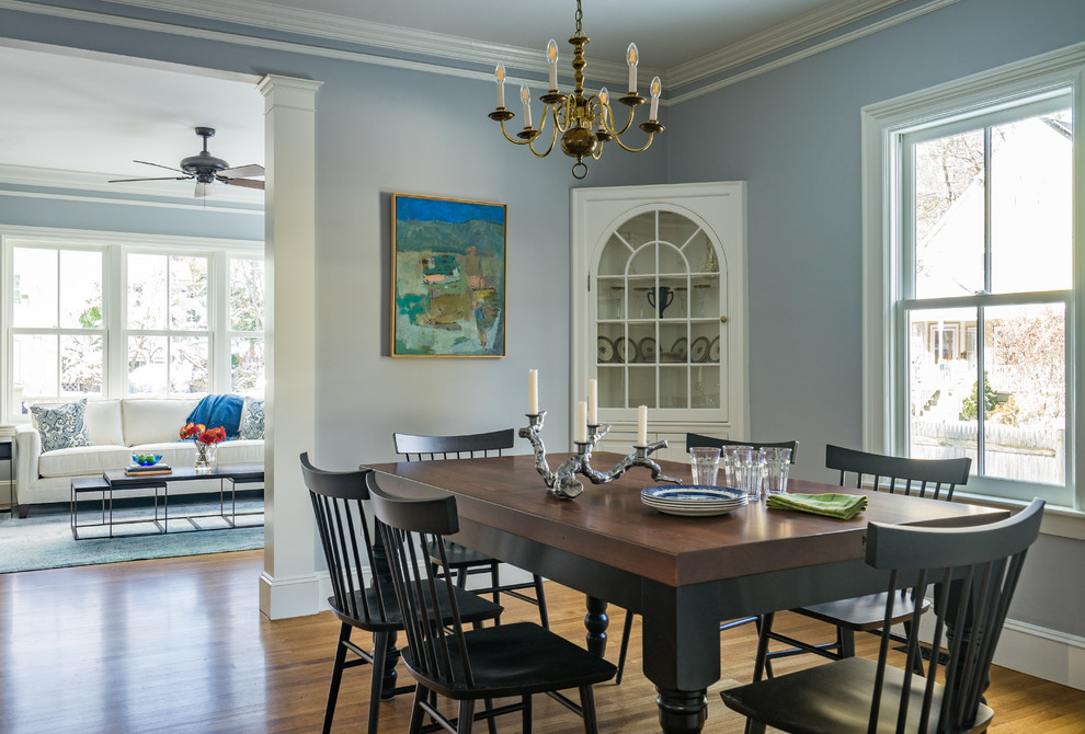 Foto di una sala da pranzo aperta verso la cucina vittoriana di medie dimensioni con pareti grigie e pavimento in legno massello medio