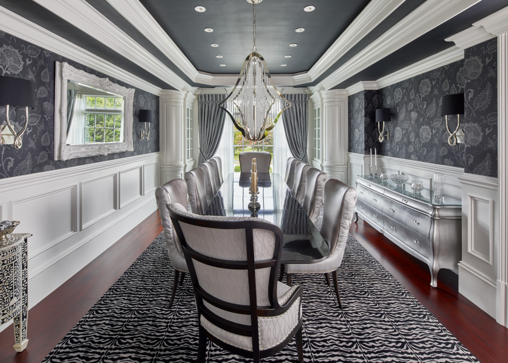 Idées déco pour une salle à manger classique fermée avec un mur gris, parquet foncé, un sol marron, un plafond décaissé, boiseries et du papier peint.