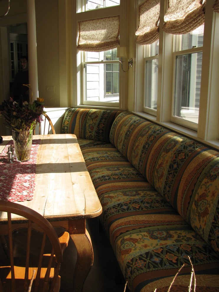 Immagine di una sala da pranzo aperta verso la cucina bohémian di medie dimensioni con pareti gialle, parquet scuro, nessun camino e pavimento marrone