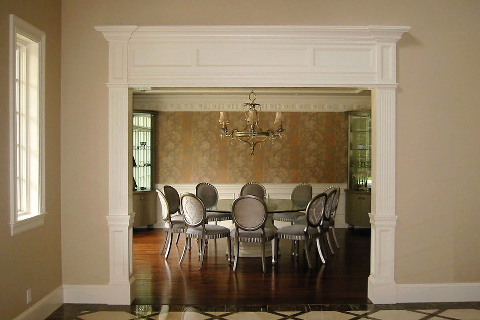 Aménagement d'une grande salle à manger classique fermée avec un mur beige, parquet foncé et un sol marron.