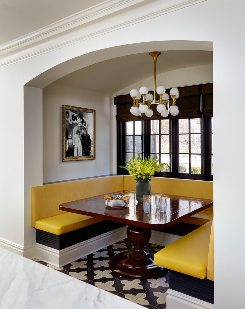 Klassische Wohnküche mit weißer Wandfarbe, Porzellan-Bodenfliesen und buntem Boden in New York