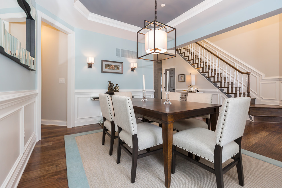 Geschlossenes, Mittelgroßes Landhausstil Esszimmer ohne Kamin mit blauer Wandfarbe, braunem Holzboden und braunem Boden in Philadelphia