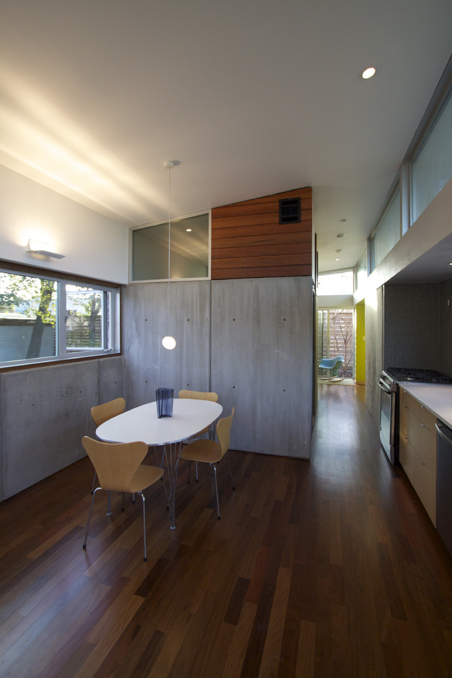 Moderne Wohnküche mit dunklem Holzboden in Houston