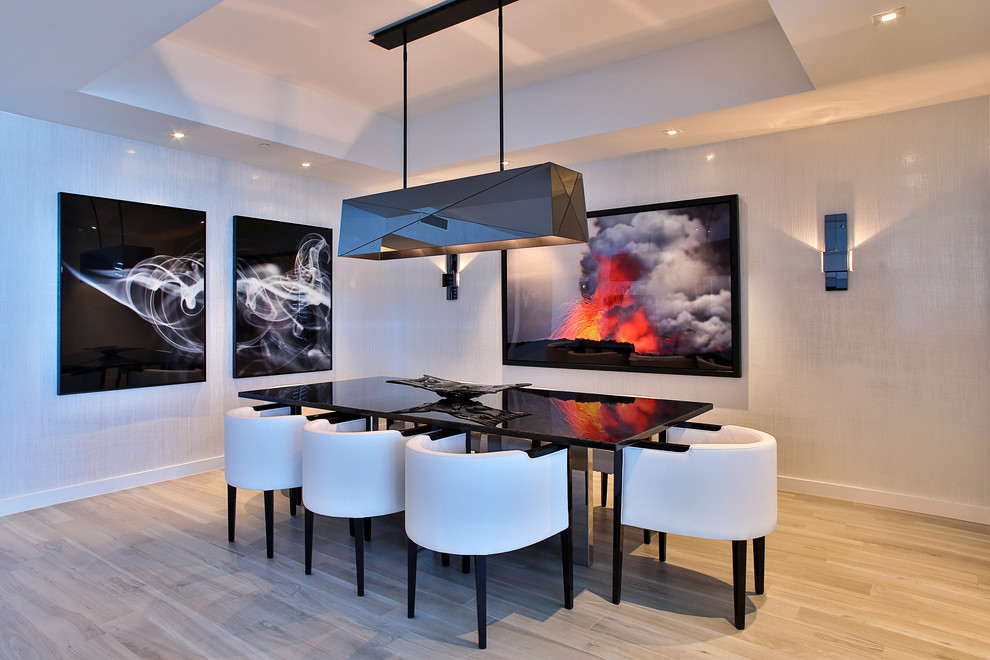Idée de décoration pour une grande salle à manger ouverte sur le salon design avec un mur blanc et parquet clair.