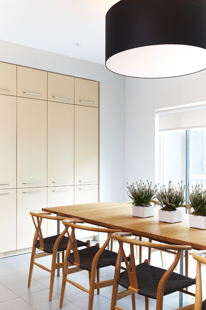 Esempio di una sala da pranzo aperta verso la cucina moderna di medie dimensioni con pareti bianche e pavimento in legno massello medio