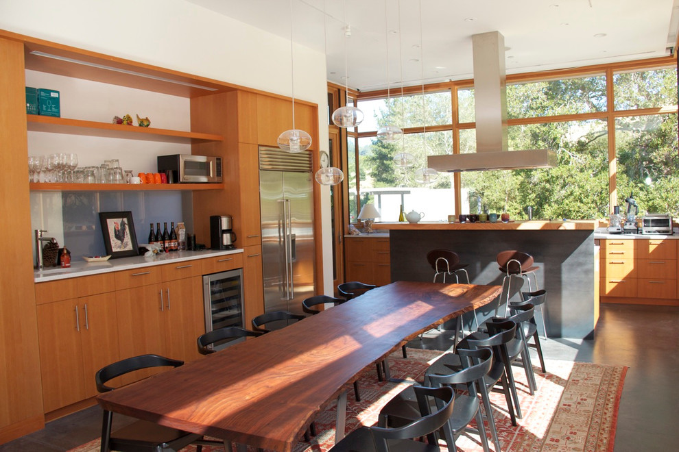 Idee per una sala da pranzo aperta verso il soggiorno minimal con pavimento in cemento