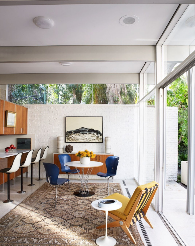 Große Moderne Wohnküche mit weißer Wandfarbe, grauem Boden und Ziegelwänden in New Orleans