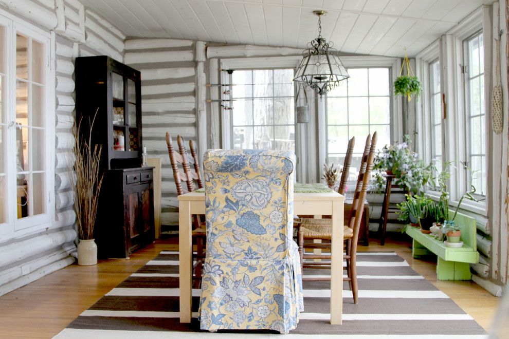 Inspiration for a shabby-chic style dining room in Detroit.