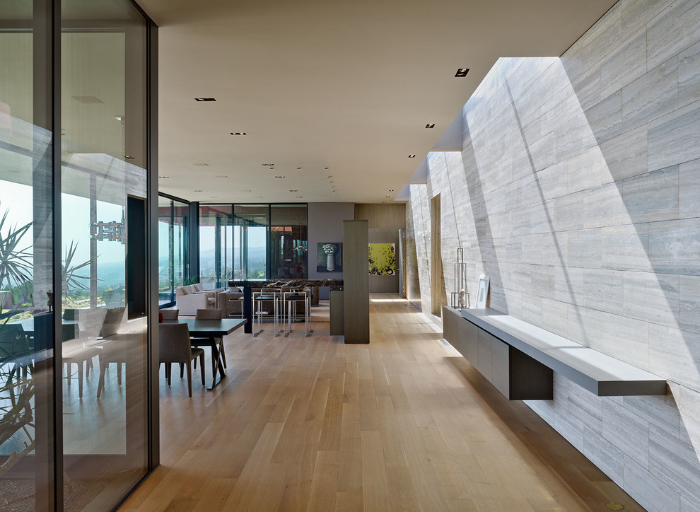 Ispirazione per una grande sala da pranzo aperta verso il soggiorno design con pareti grigie e parquet chiaro