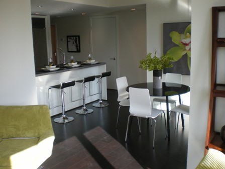 Идея дизайна: гостиная-столовая среднего размера в современном стиле с серыми стенами и темным паркетным полом без камина