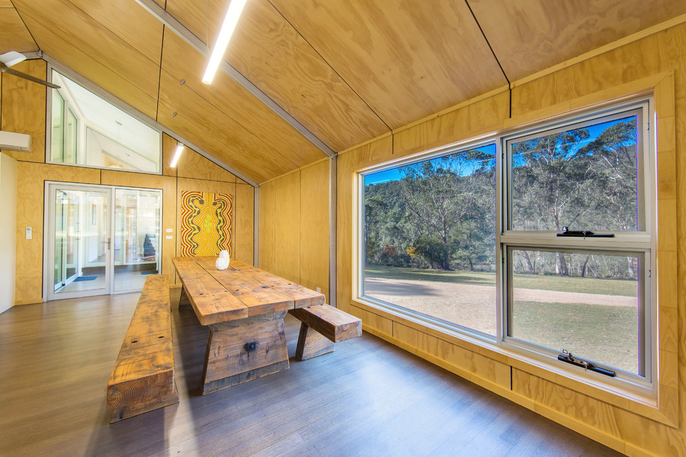 Mittelgroße Industrial Wohnküche mit brauner Wandfarbe und braunem Holzboden in Melbourne