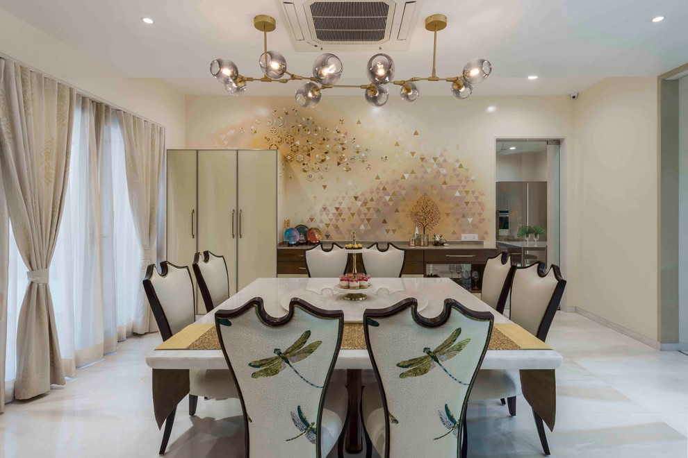 Idée de décoration pour une grande rideau de salle à manger design avec un sol blanc et un mur beige.