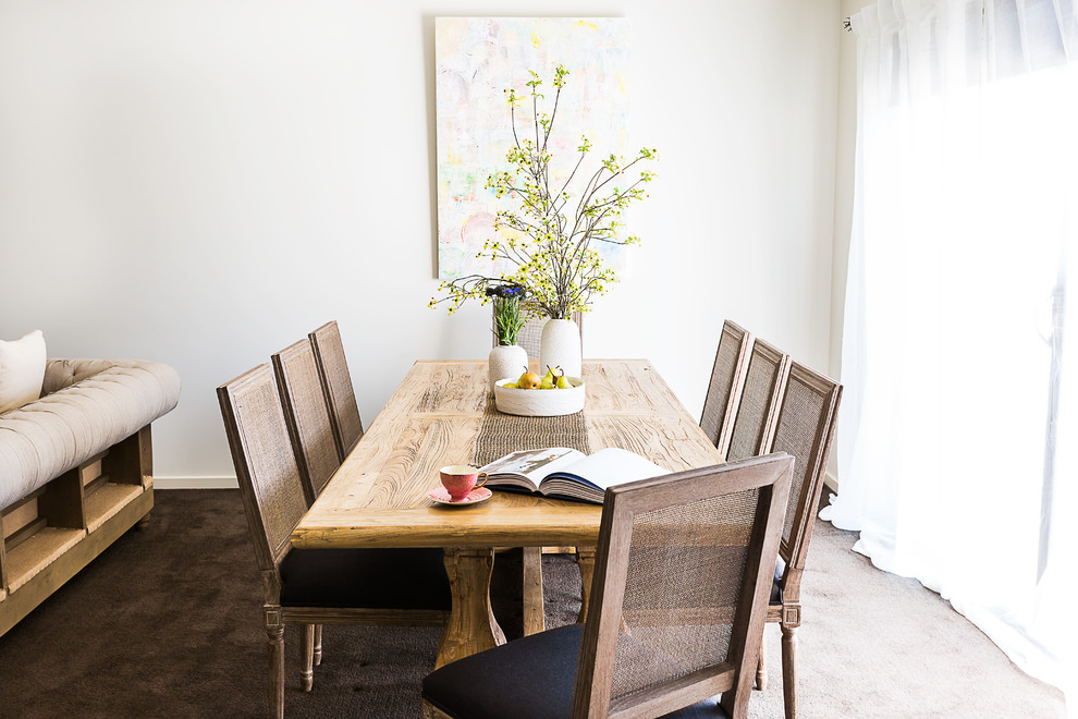 Immagine di una sala da pranzo aperta verso la cucina chic di medie dimensioni con pareti bianche e moquette