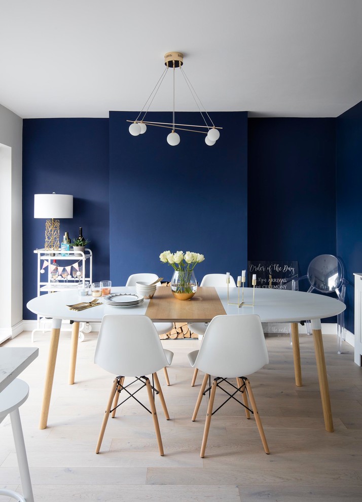 Источник вдохновения для домашнего уюта: столовая в скандинавском стиле с синими стенами, светлым паркетным полом и бежевым полом без камина