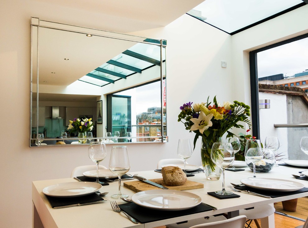 Photo of a contemporary dining room in London.