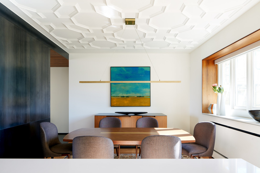 Ispirazione per una sala da pranzo aperta verso la cucina minimal con pareti bianche, pavimento in legno massello medio e pavimento marrone