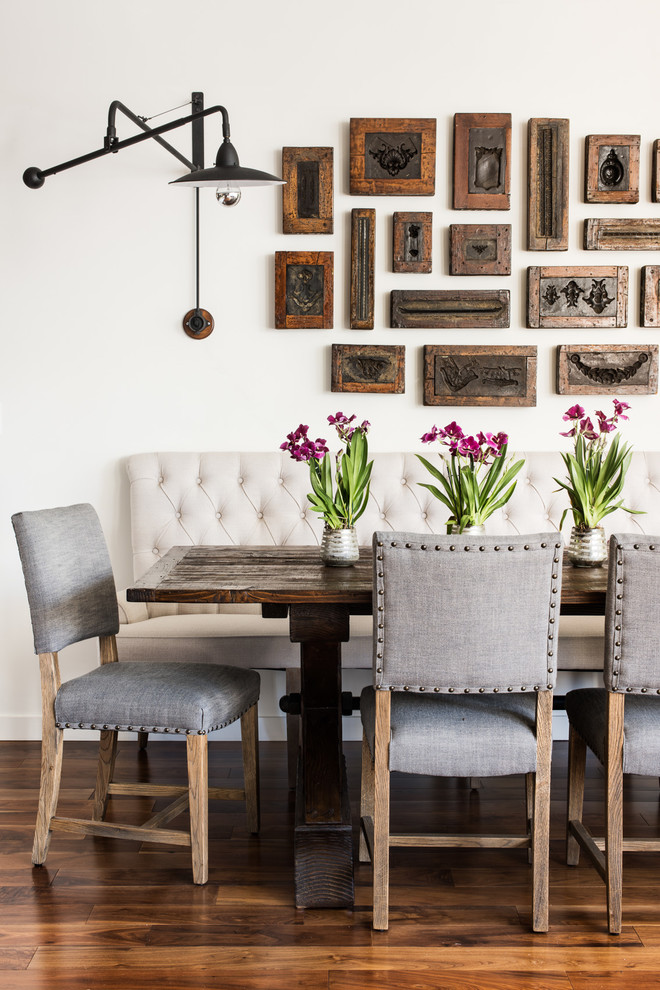 Immagine di una sala da pranzo aperta verso la cucina classica di medie dimensioni con pareti bianche, pavimento in legno massello medio e pavimento marrone